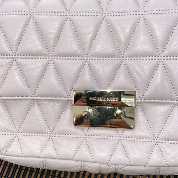 MICHAEL KORS
Sloan Large Pink Shoulder Bag - Picture 16 of 17